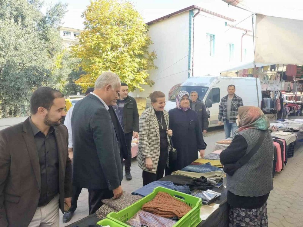AK Parti standında halkın talepleri dinlendi