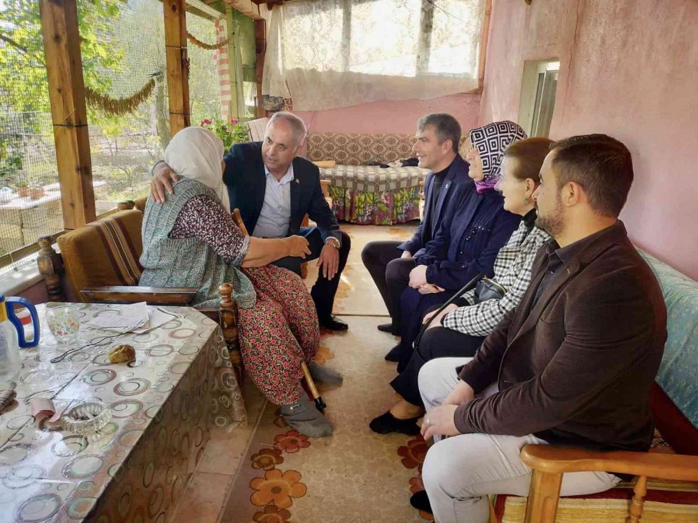 AK Parti standında halkın talepleri dinlendi