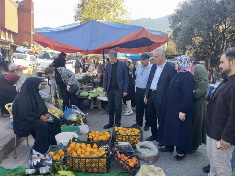 AK Parti standında halkın talepleri dinlendi