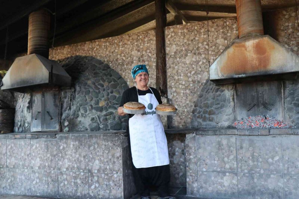 Deprem enkazından yaptığı fırınla 23 yıldır ekmek üretiyor
