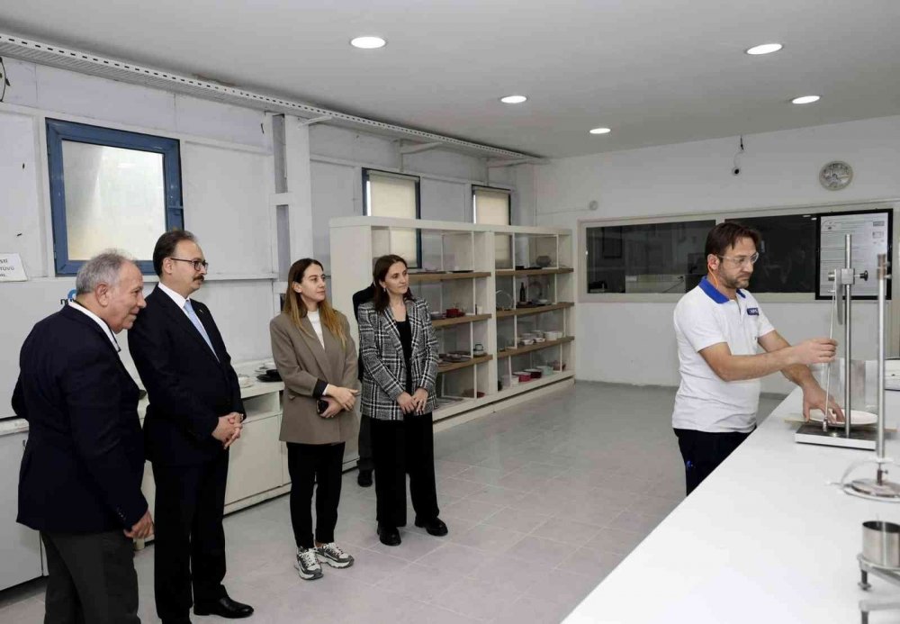 Vali Kızılkaya porsenel fabrikasında incelemelerde bulundu