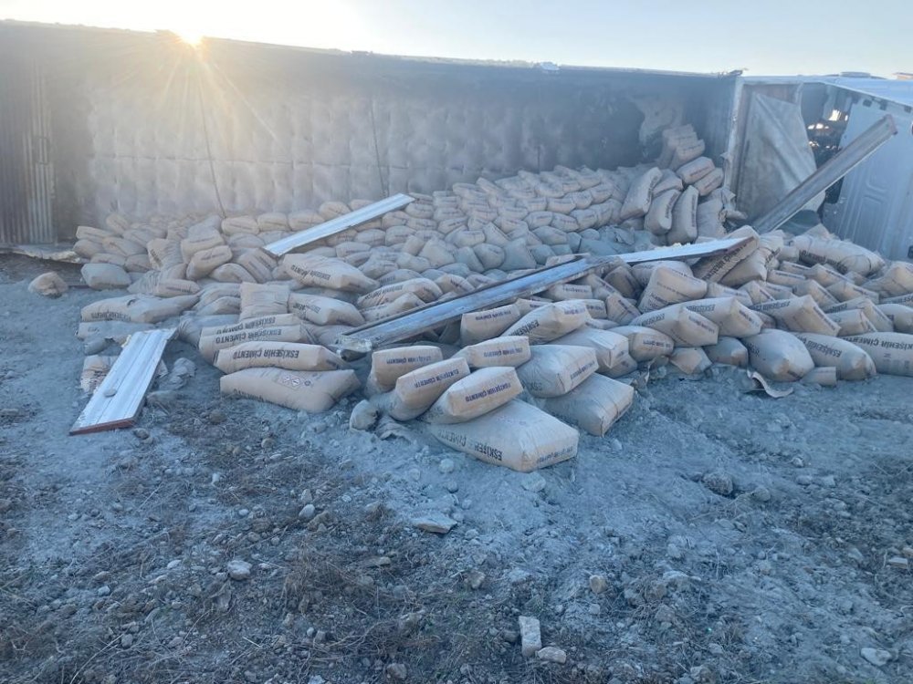 Çimento yüklü tır devrildi