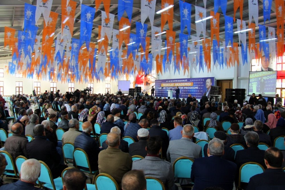 Başkan Şahin, Teşkilat Akademisi programını değerlendirdi