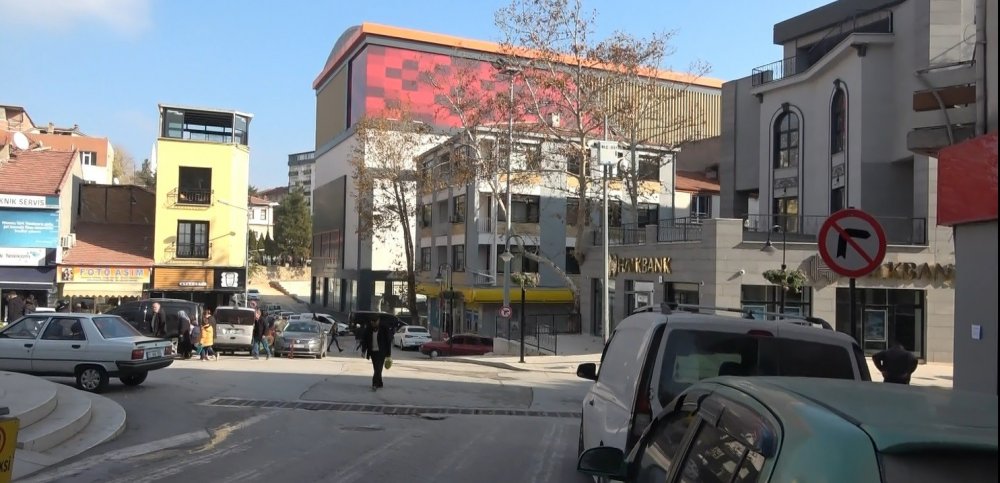 Bilecik’te yön tabelası olmayan cadde sürücülerin kafasını karıştırıyor