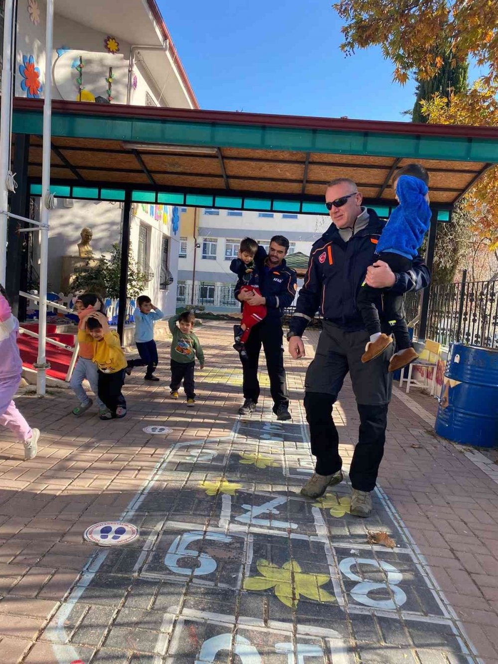 Minik öğrenciler ile deprem tatbikatı