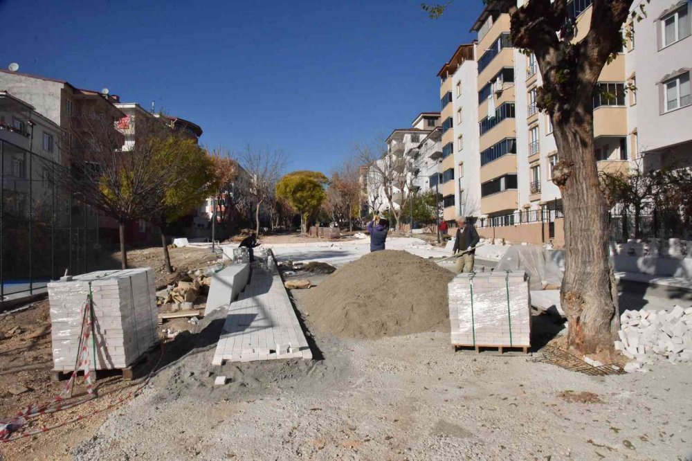 Uğur Mumcu Parkında peyzaj ve üst yapı çalışmaları başladı