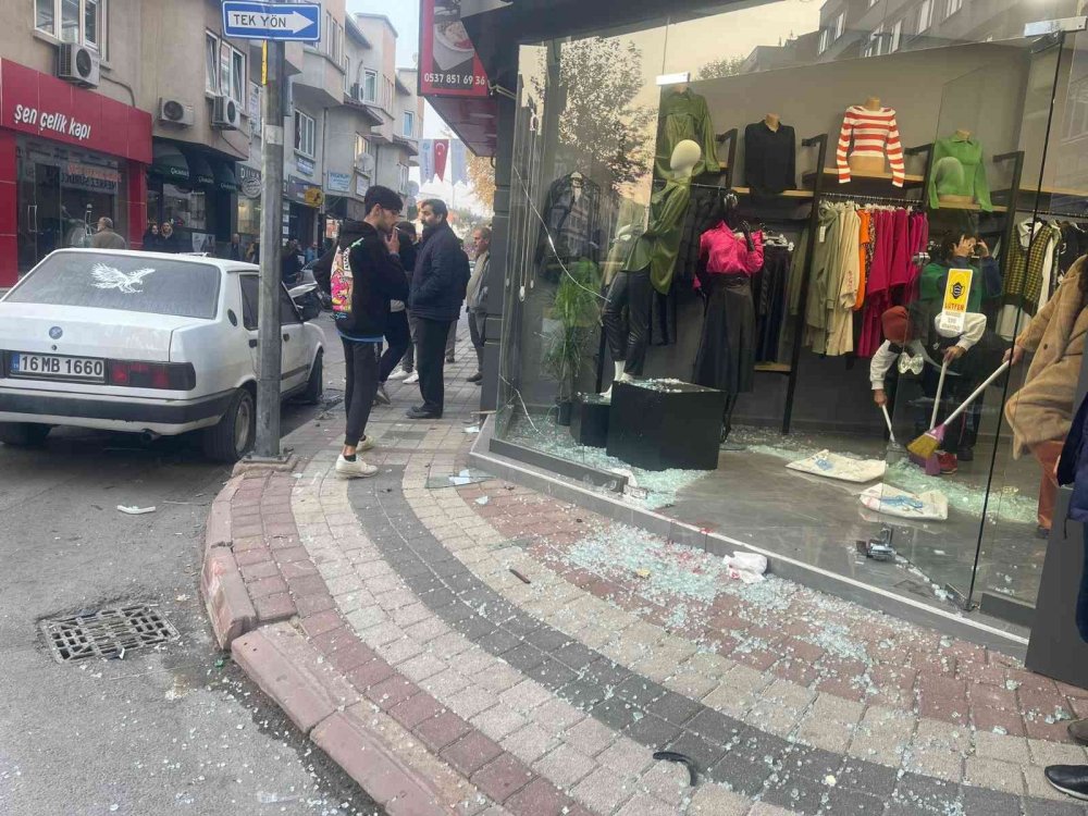 Otomobilin çarptığı motosikletli mağazaya daldı