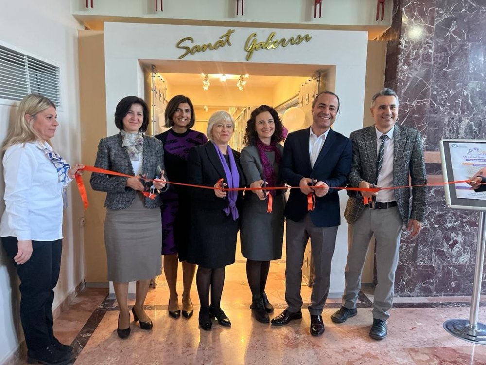 Prematüre bebeklerin ilk ve son haline ait fotoğraflar sergilendi