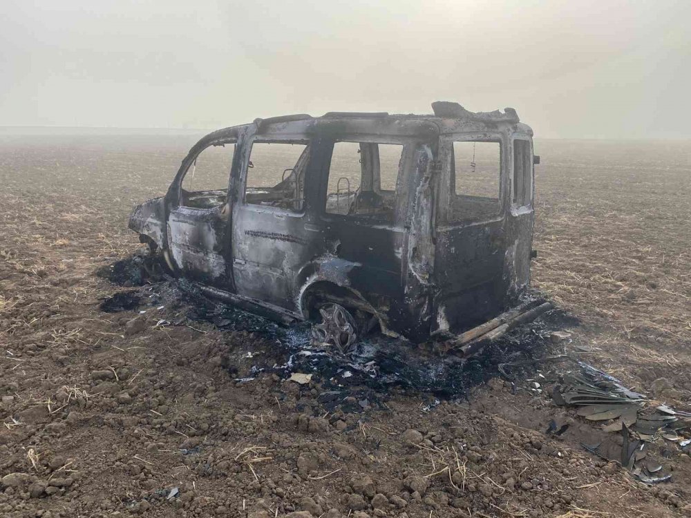 Tarlada yanan araç küle döndü