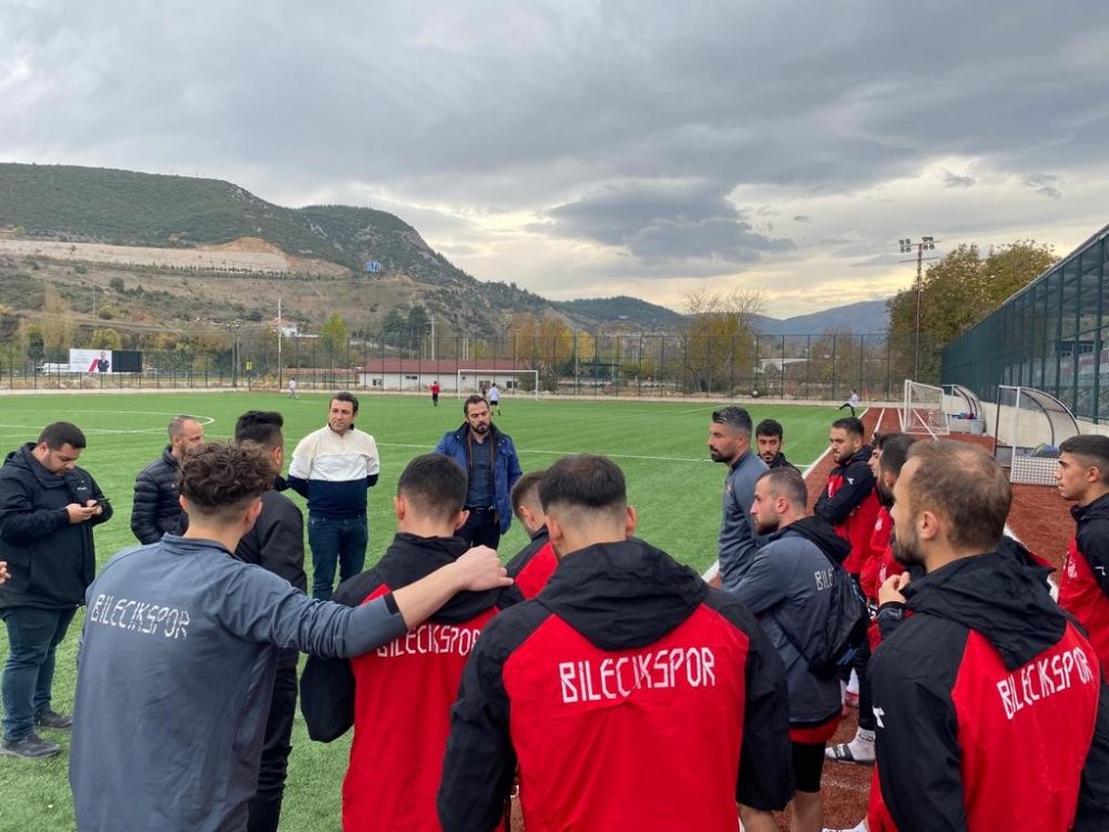 Zorlu maç öncesi eski futbolculardan 1969 Bilecik Spor Kulübü’ne destek