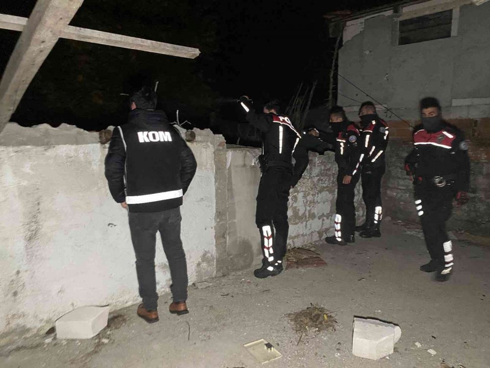 Şehrin dört bir yanındaki metruk binalara baskın