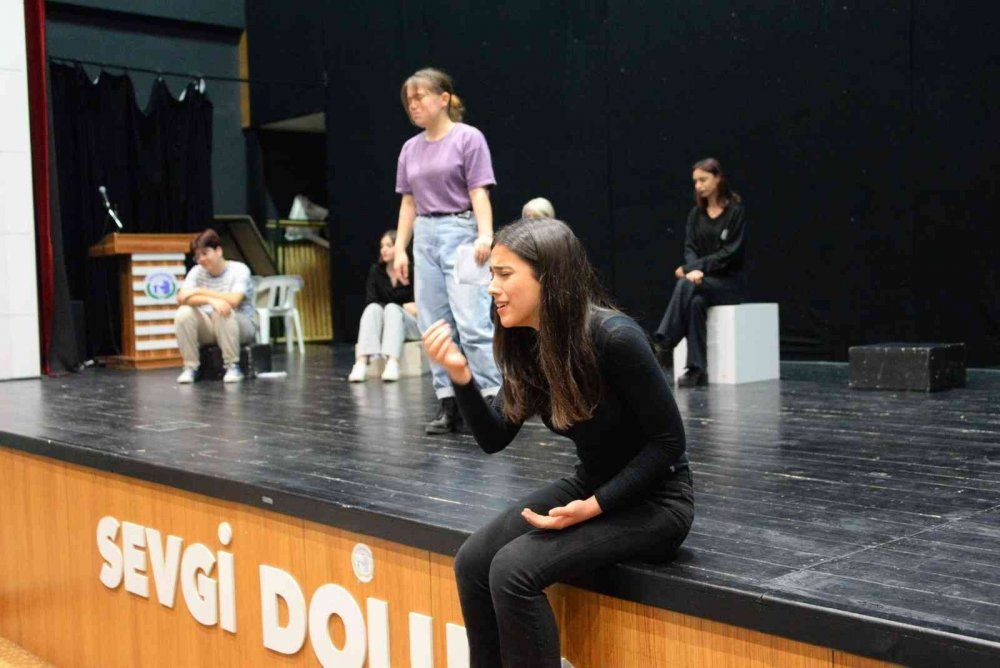 Başkan Bakkalcıoğlu Gençlik Tiyatrosu’nun çalışmalarına katıldı