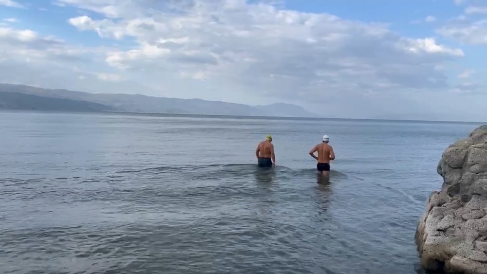 Kasım ayının ortasında gölde yüzdüler