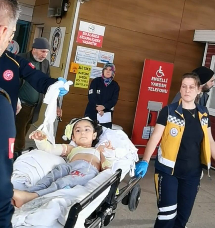 Kaynar su dolu tencereye düşen çocuk yaralandı