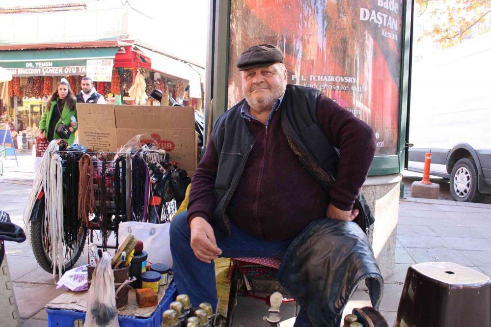 Son 30 yıldır aynı tezgâhta nasibini bekliyor