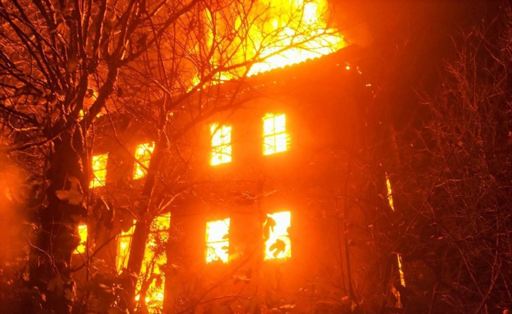 Ahşap ev alevlere teslim oldu