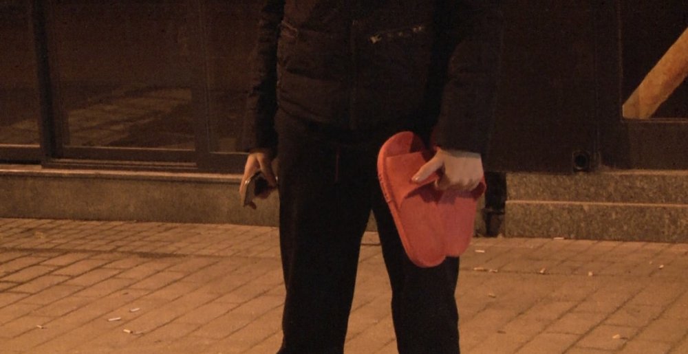 Depremden korkan öğrenciler, ev terlikleriyle kendilerini sokağa attılar