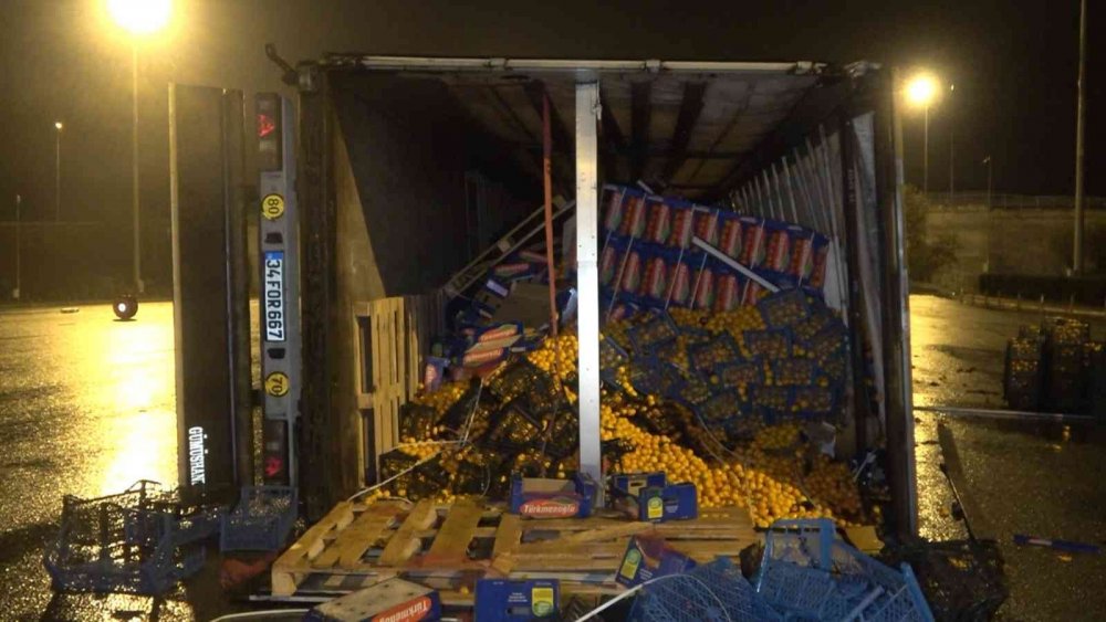 Meyve yüklü tır devrildi