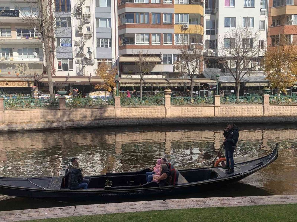 Soğuk havaya rağmen gondol keyfi sürüyor