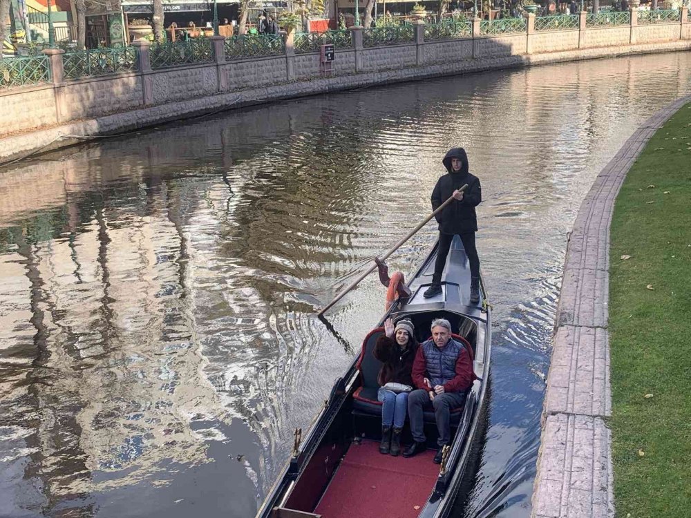 Soğuk havaya rağmen gondol keyfi sürüyor