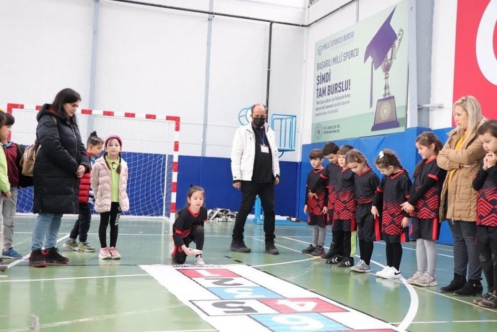 Geleneksel çocuk oyunları şenliği başladı