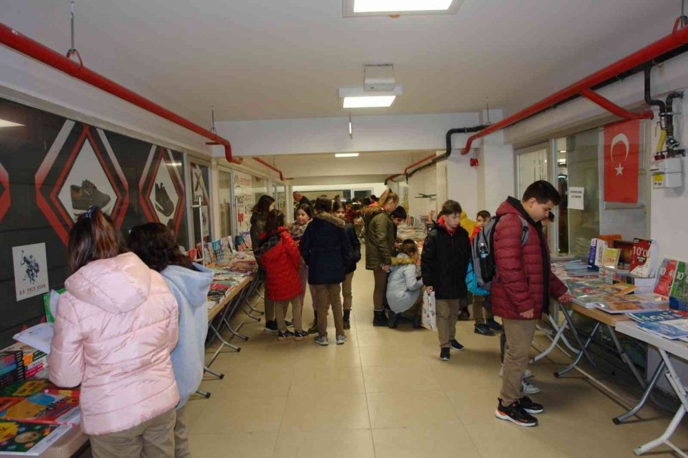 Kitap fuarına öğrencilerden yoğun ilgi