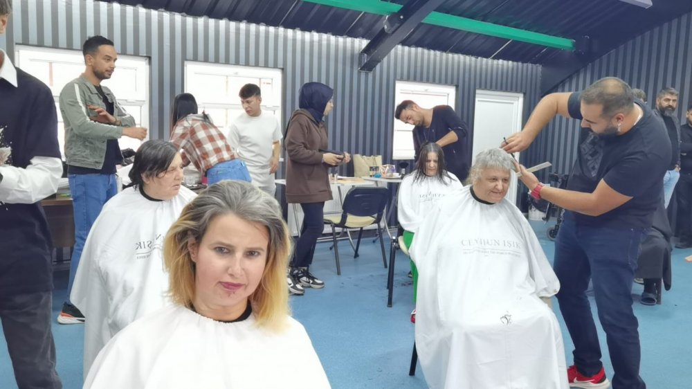 Bursa’da bir kuaför, 50 engelliyi güzelleştirdi