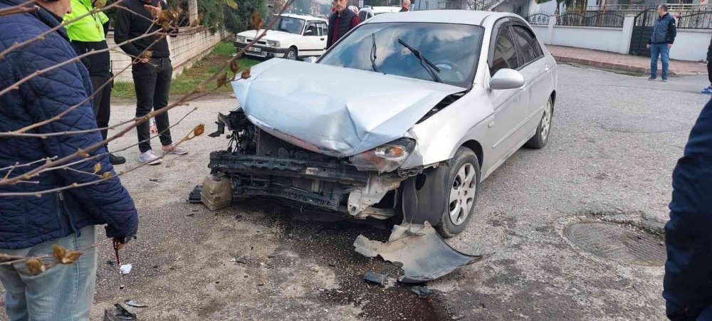 Kazada savrulan otomobil, babaanne ve toruna çarptı