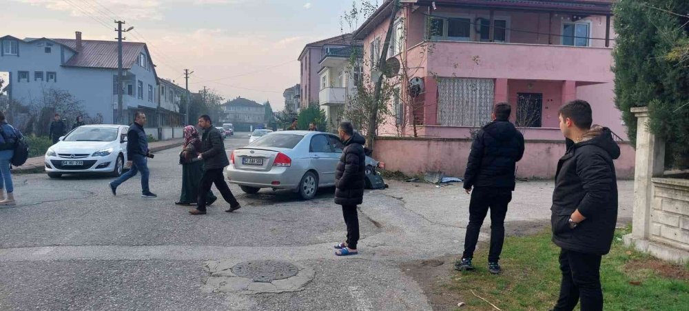 Kazada savrulan otomobil, babaanne ve toruna çarptı