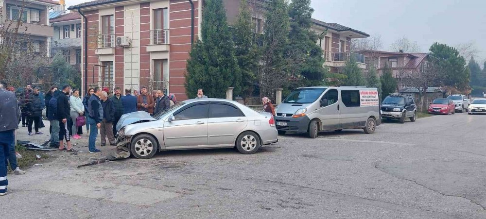 Kazada savrulan otomobil, babaanne ve toruna çarptı