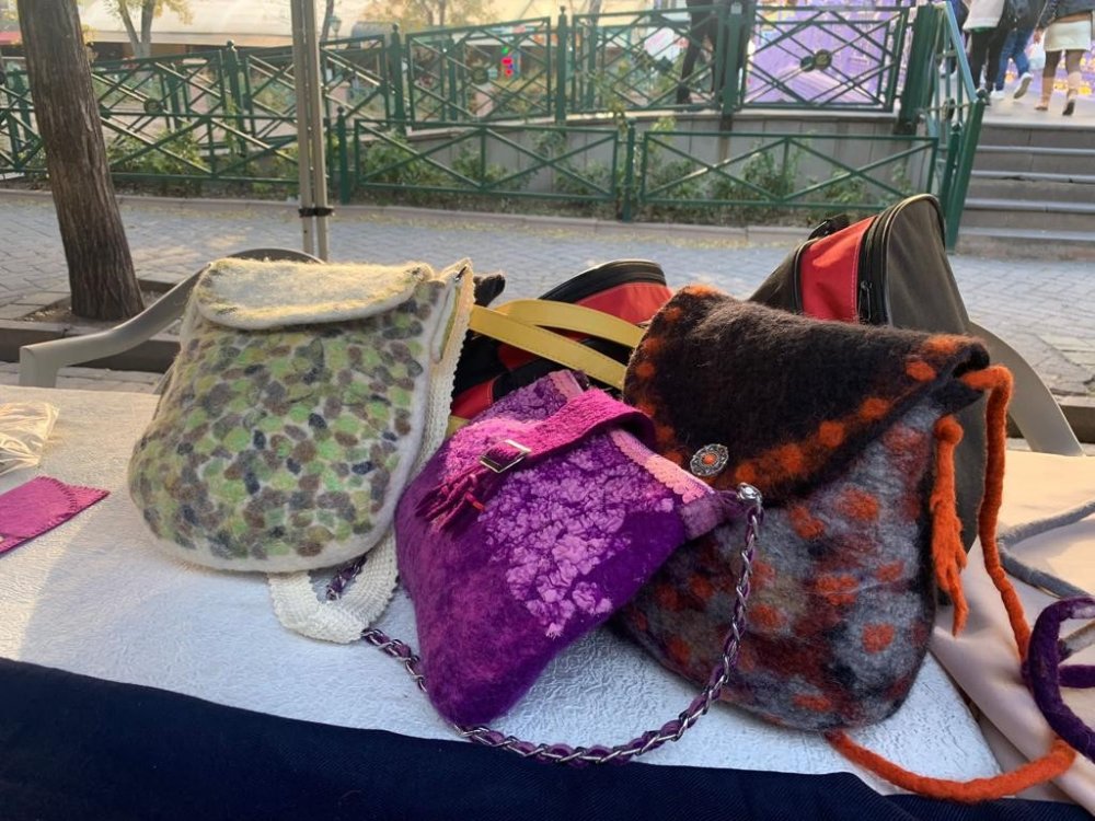 Sulu keçe ürünleri ile tüm kadınlara örnek oluyor