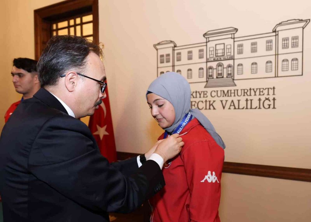 Başarılı sporculara hediye takdimi