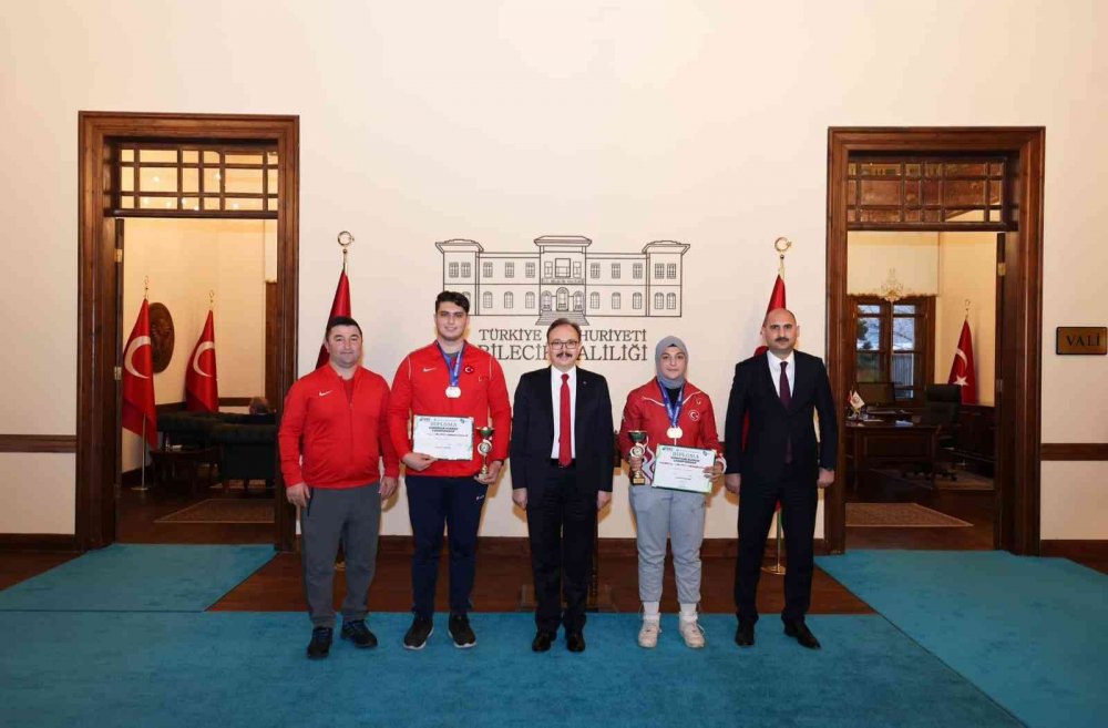 Başarılı sporculara hediye takdimi