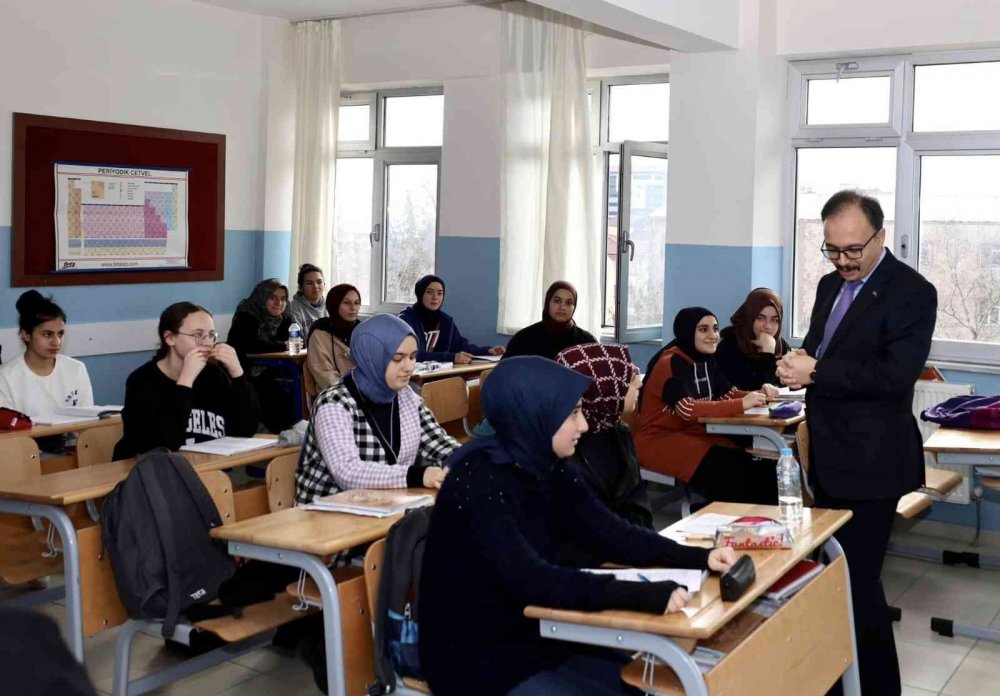 Vali Kızılkaya lise son sınıf öğrencilerine moral verdi