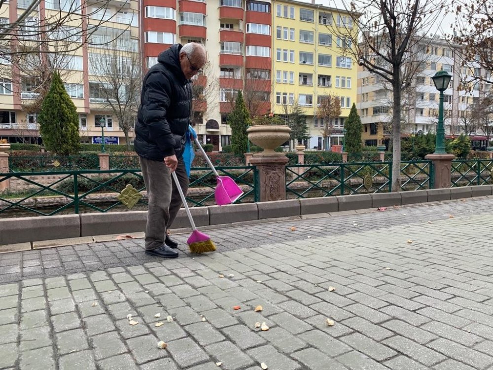 Yola saçılan ekmek parçalarını üstüne basılmasın diye topladı