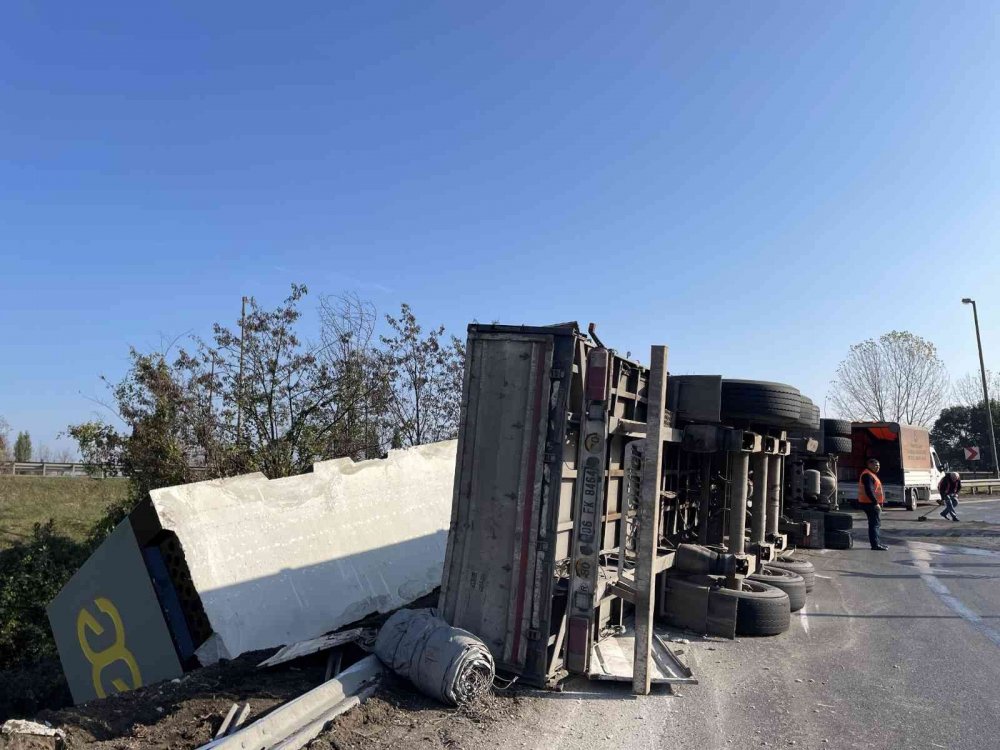 Anadolu Otoyolu girişinde tır devrildi