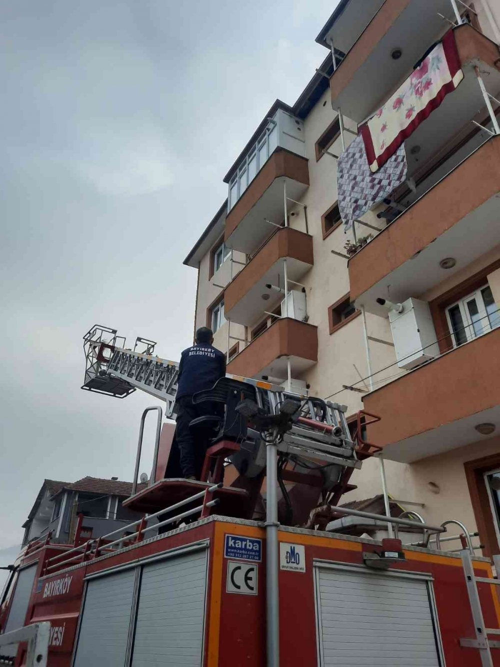Balkonda mahsur kalan kediyi itfaiye ekipleri kurtardı