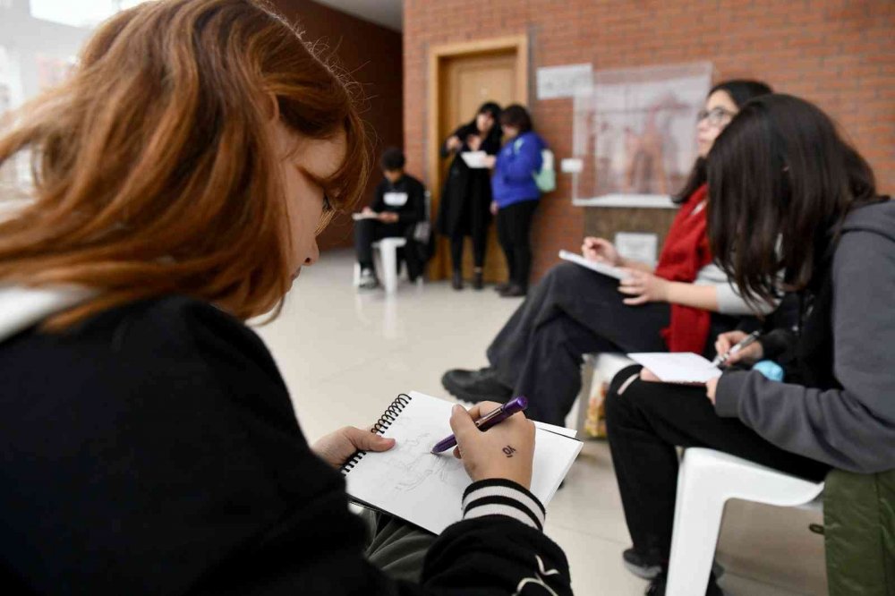 Kentçizer atölyesinde pismiş toprak eserler resmedildi