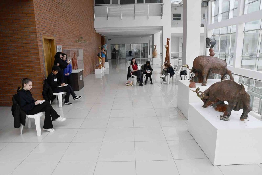 Kentçizer atölyesinde pismiş toprak eserler resmedildi