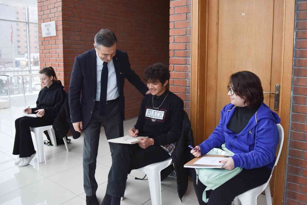 Kentçizer atölyesinde pismiş toprak eserler resmedildi