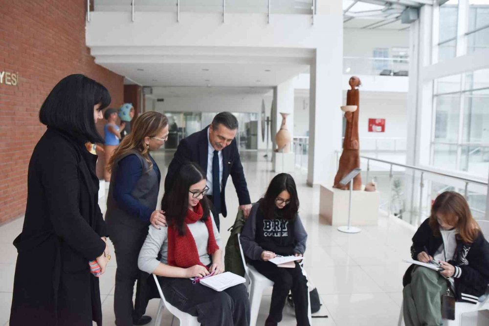 Kentçizer atölyesinde pismiş toprak eserler resmedildi