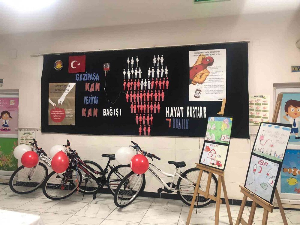 Okuldaki kampanyada iki çocuğa umut olan bağış