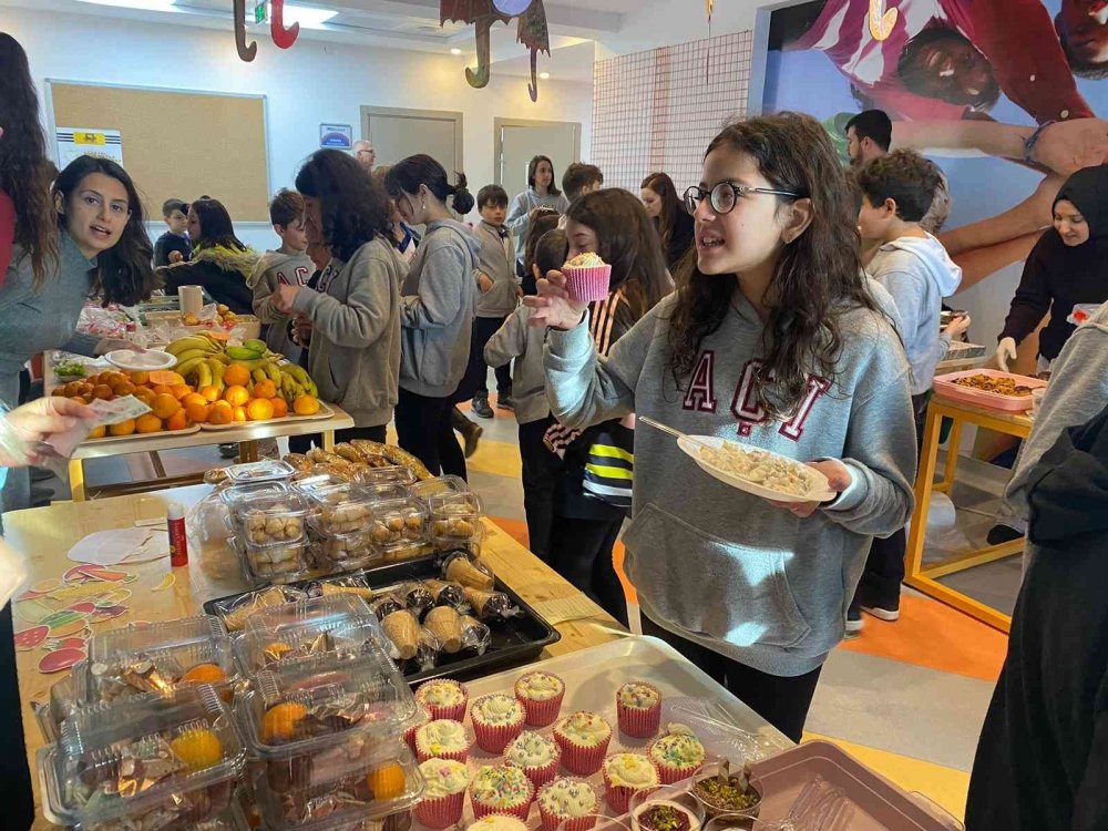 Miniklerden topladıkları paraları sokak hayvanları için kullanıcak