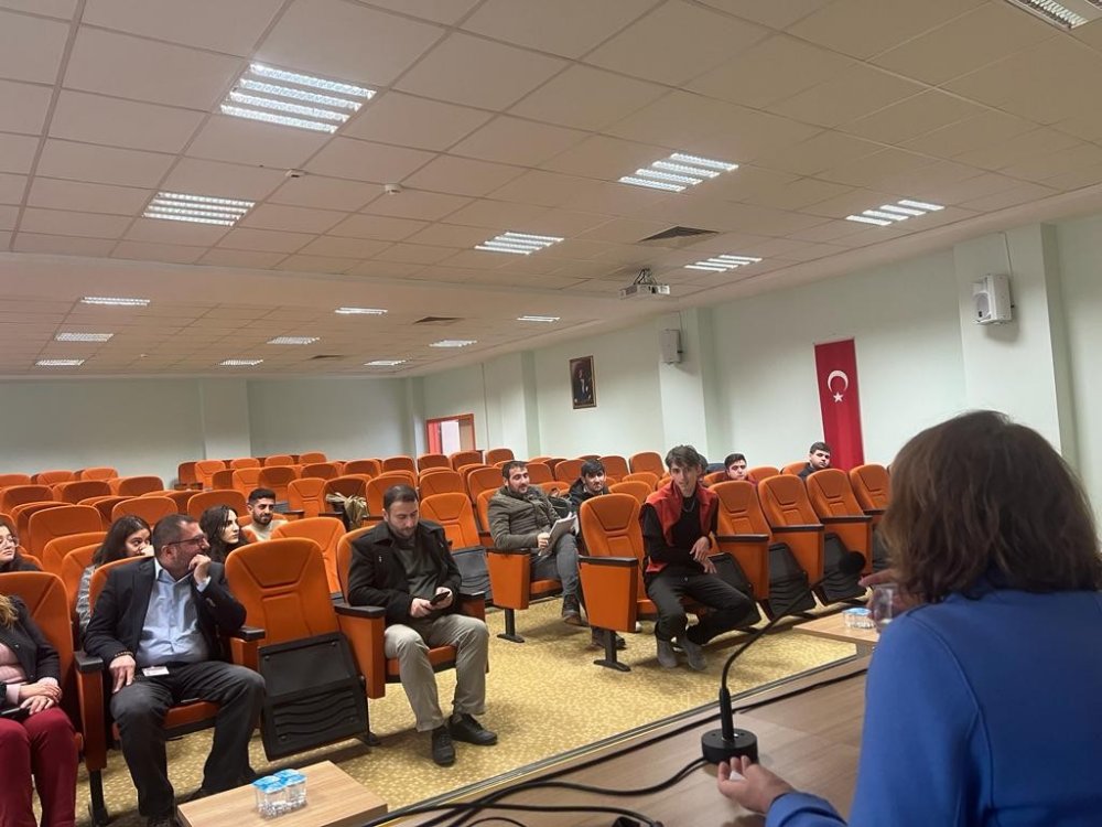 Eğitim Müsteşarı Nasibova Azeri öğrencilerle bir araya geldi