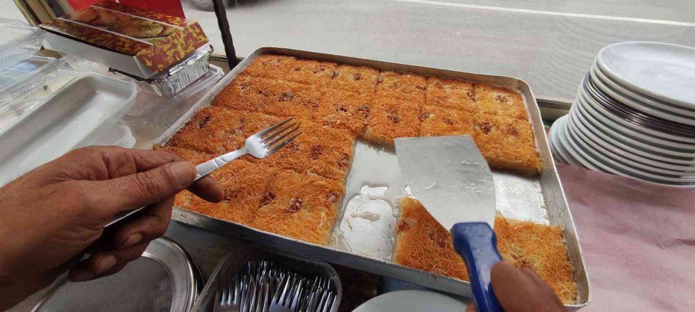 40 yıldır aynı yerde seyyar tezgah açıyor