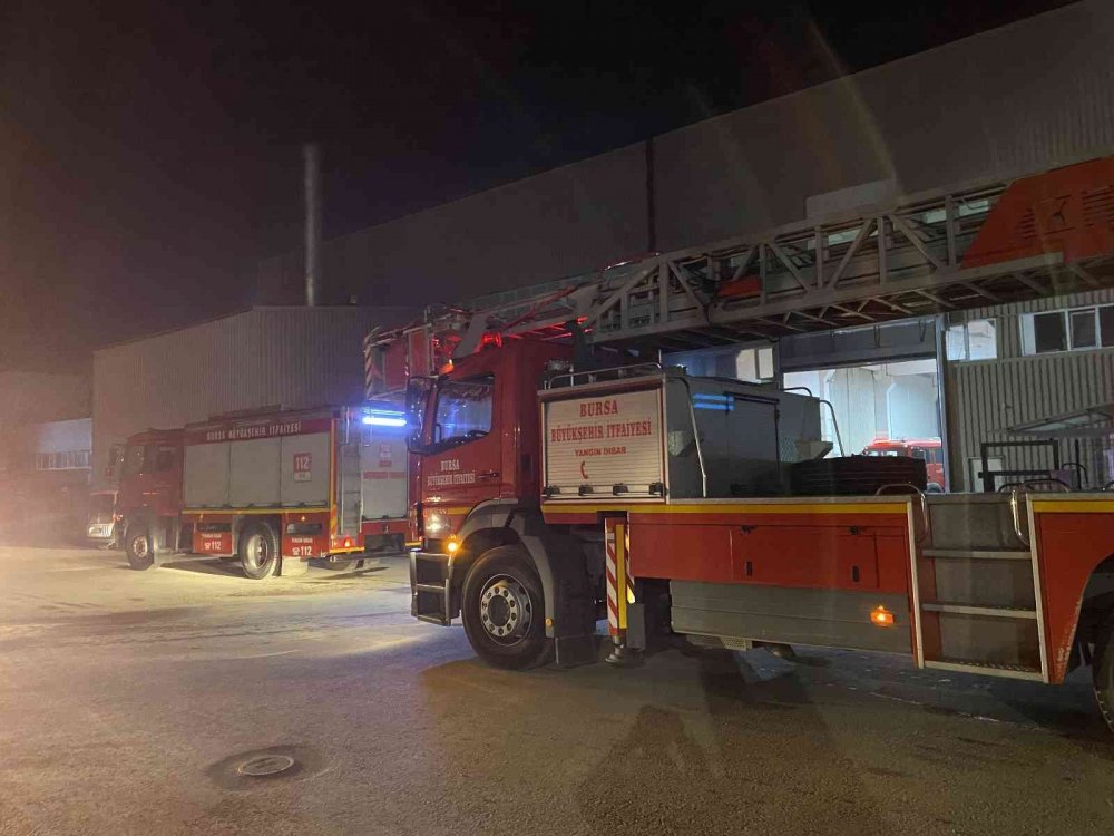 Fabrikanın bacası alev aldı, faciadan dönüldü