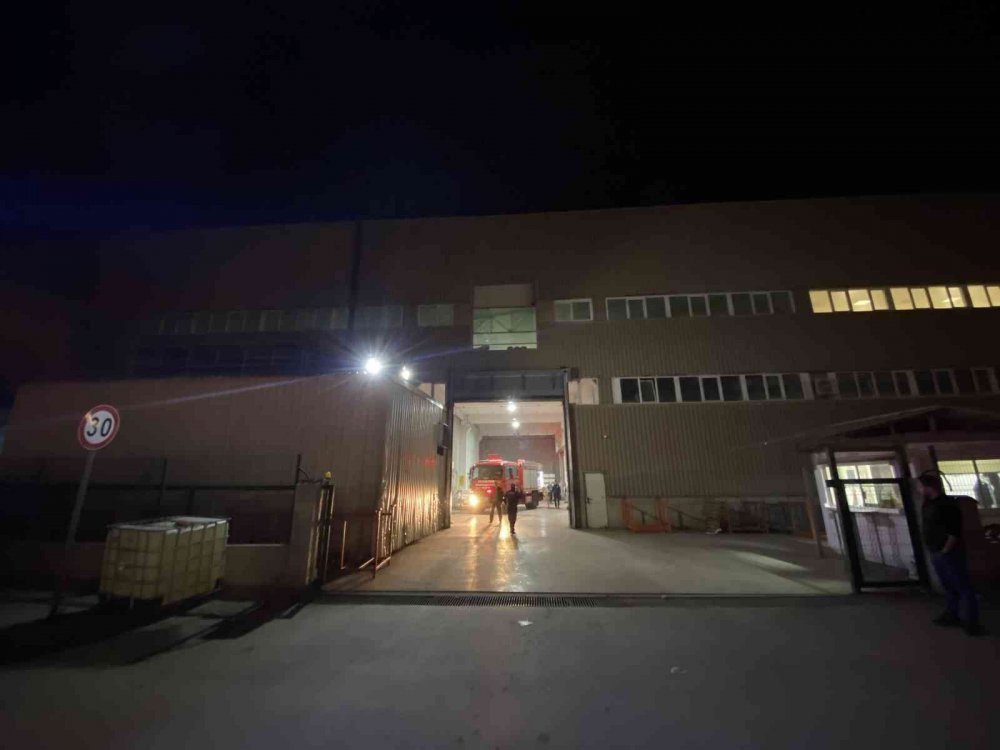 Fabrikanın bacası alev aldı, faciadan dönüldü