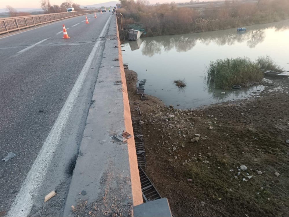 Meyve yüklü kamyon dereye uçtu