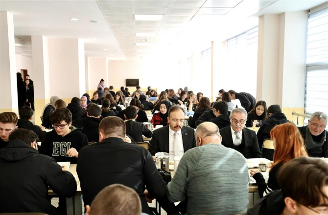 2-bin-295-ogrenciye-ucretsiz-ve-sicak-yemek-veriliyor1.jpg