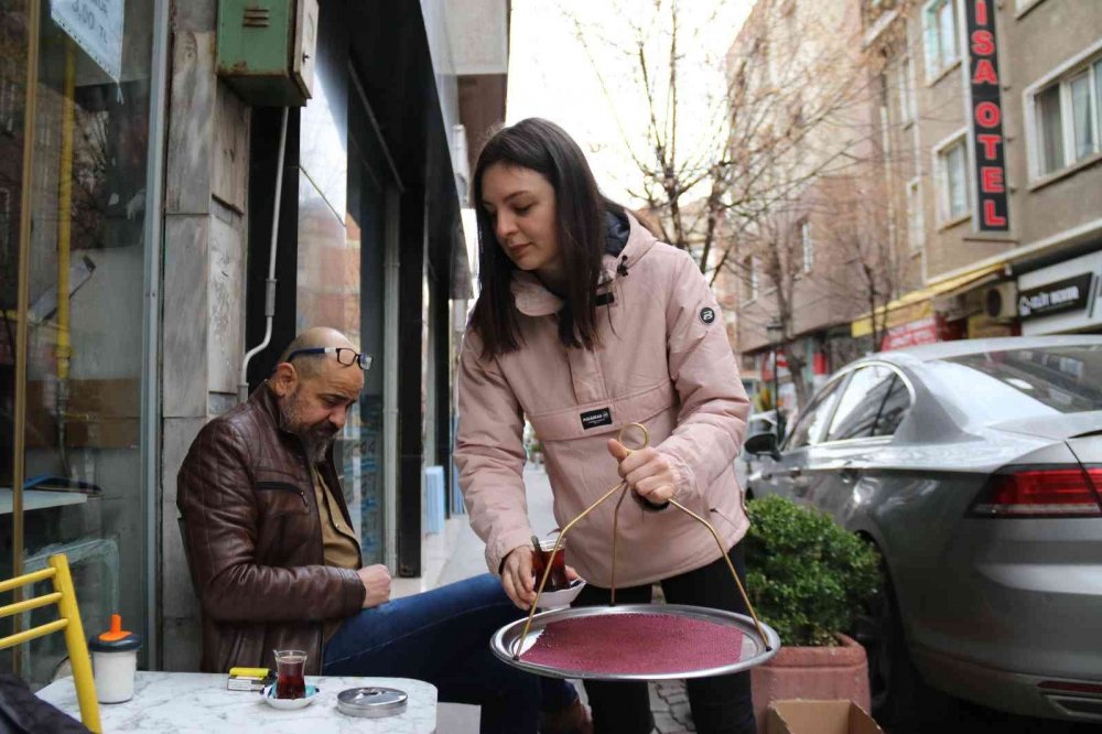 Anne demliyor baba kız günde 700 bardak çay dağıtıyor